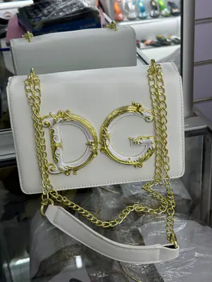 Bolsa de Ombro Branco com Corrente Dourada