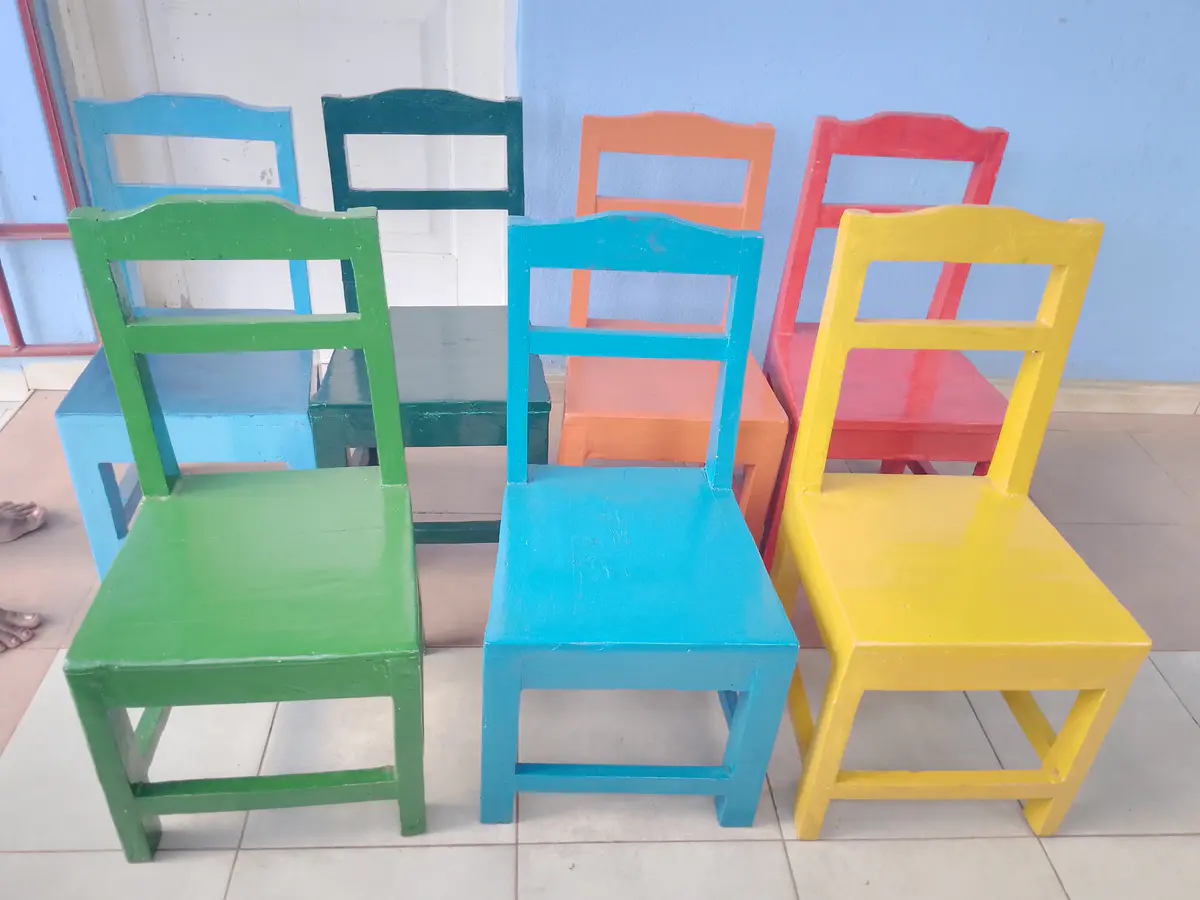 Cadeira Colorida de Madeira Umbila para Creche