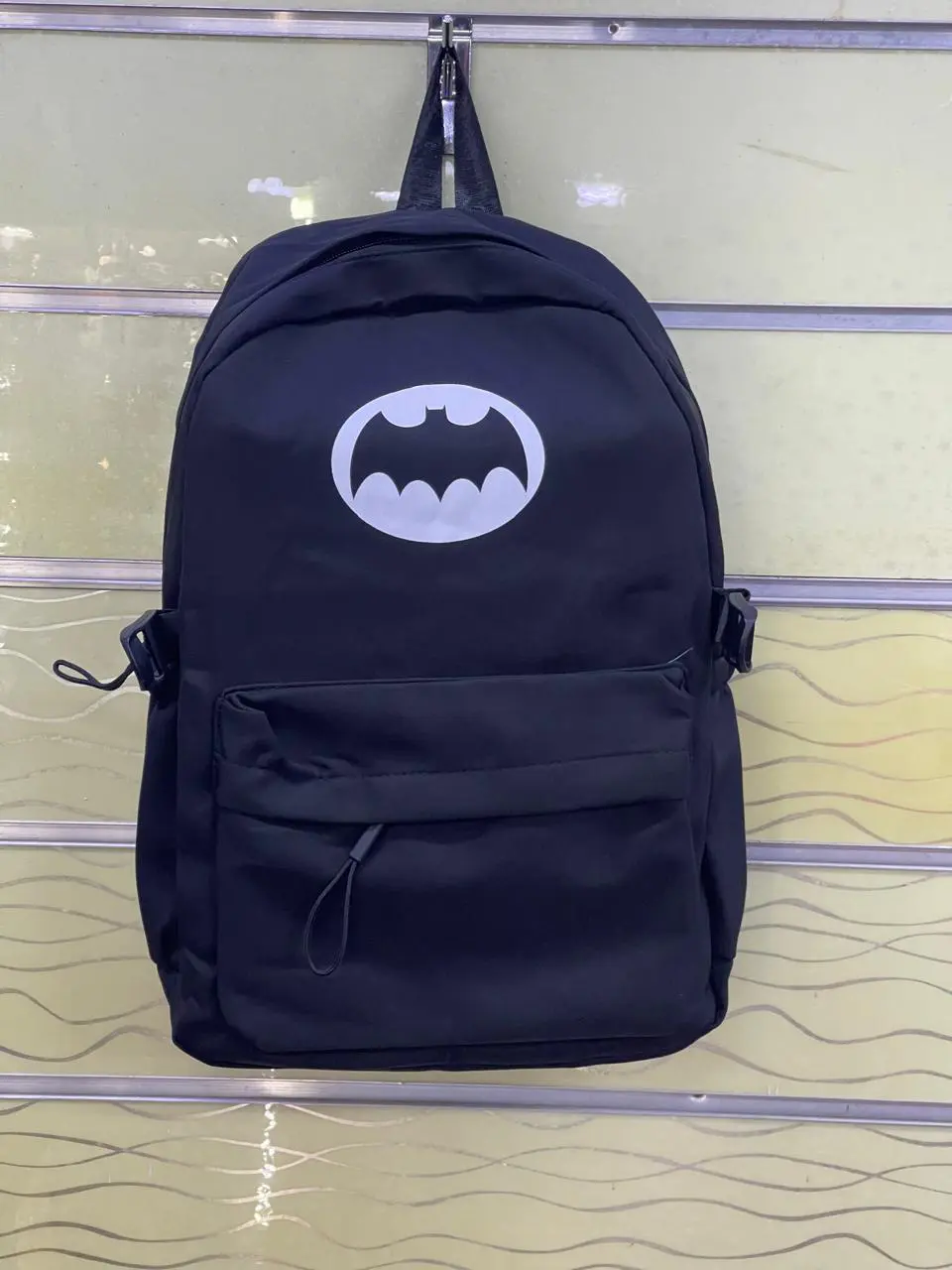 Mochila Preta com Estampa do Símbolo de Batman