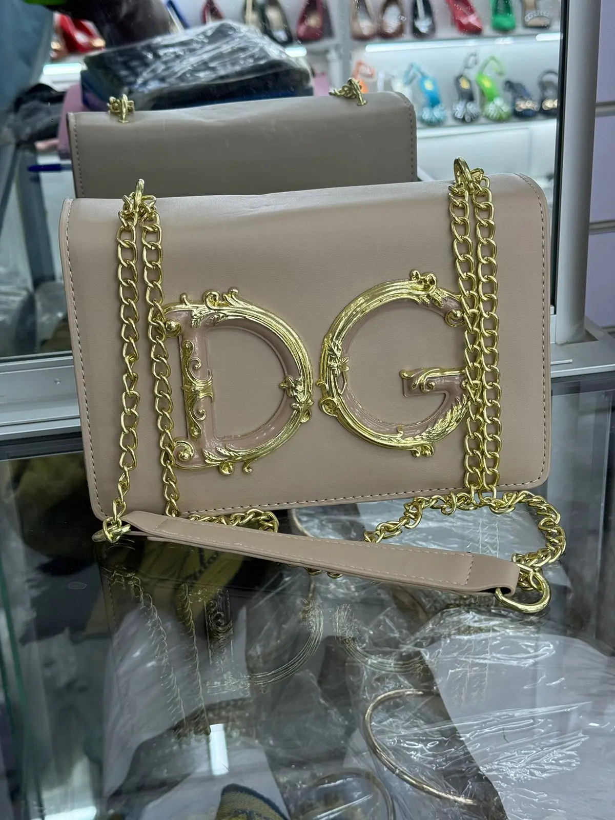 Bolsa de Ombro Creme com Corrente Dourada
