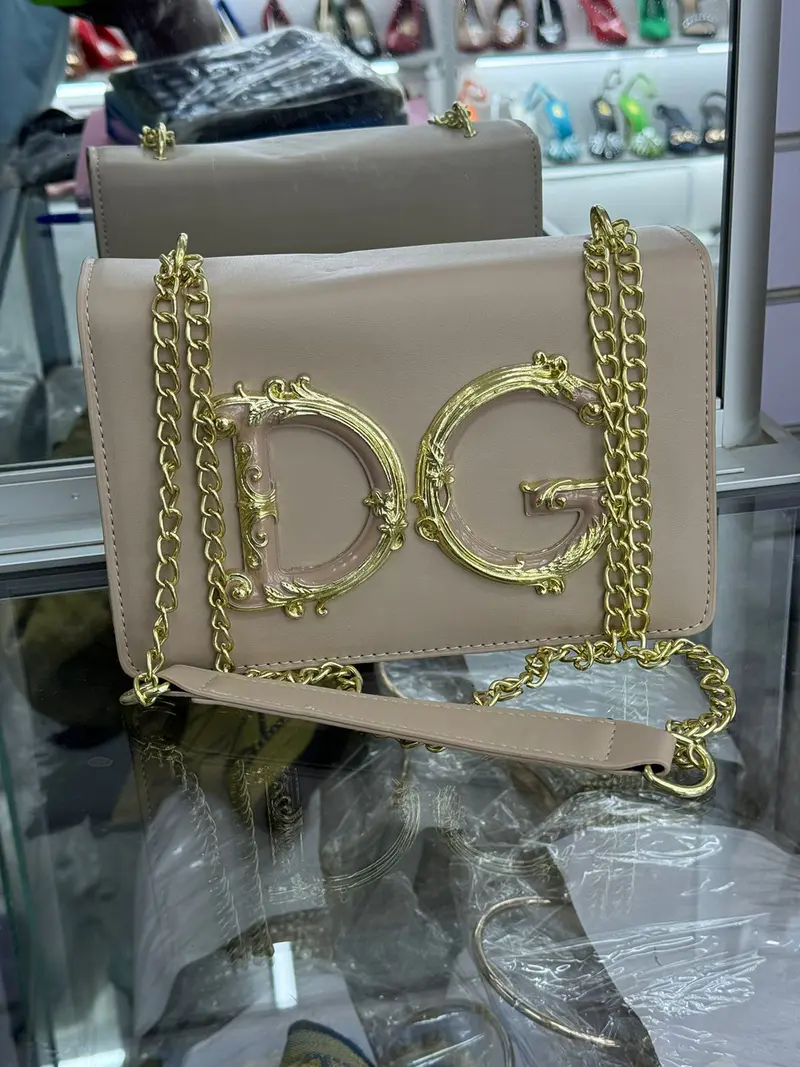 Bolsa de Ombro Creme com Corrente Dourada