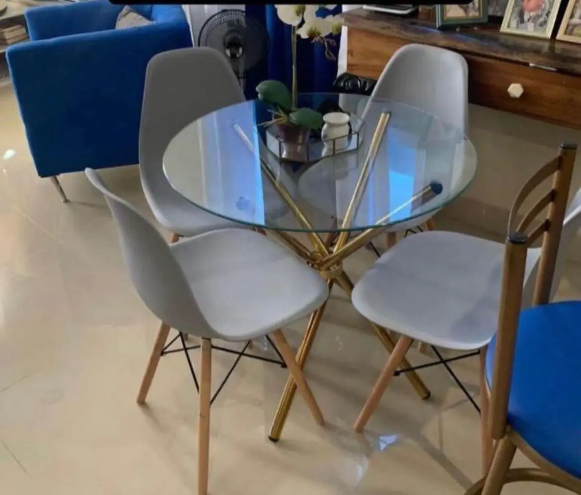 Conjunto de Mesa com Tampo de Vidro e 4 Cadeiras Modernas