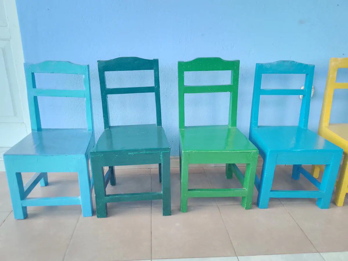 Cadeira Colorida de Madeira Umbila para Creche