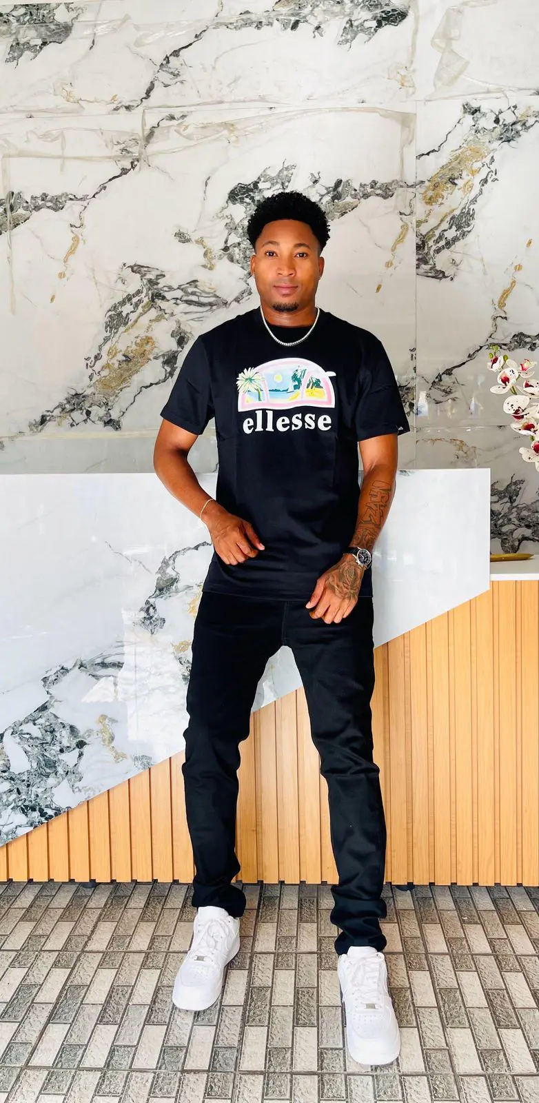 Camiseta Ellesse Preta com Logo Colorido
