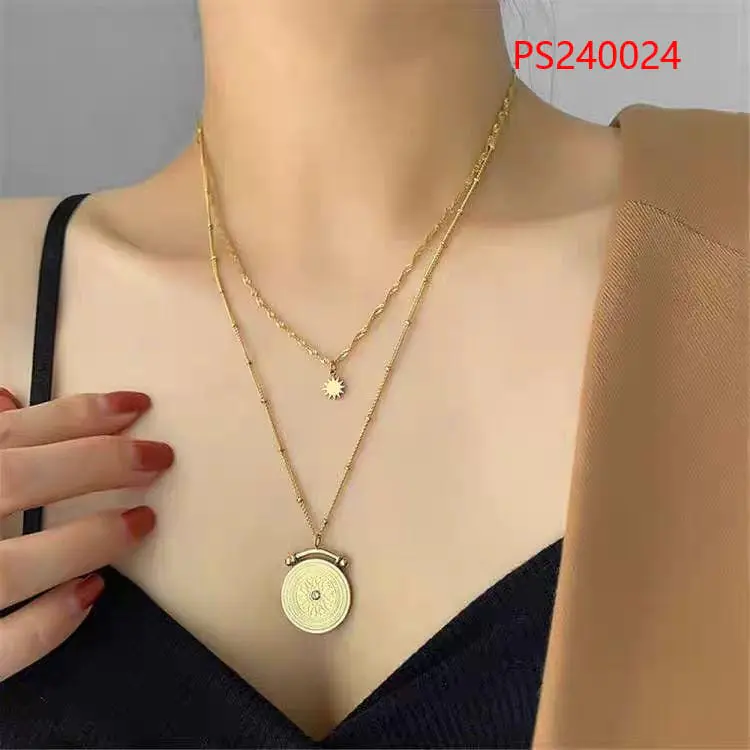 Colar Duplo Dourado com Medalhão Inoxidável