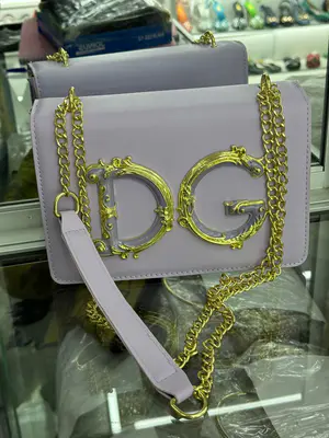 Bolsa de Ombro Roxo com Corrente Dourada