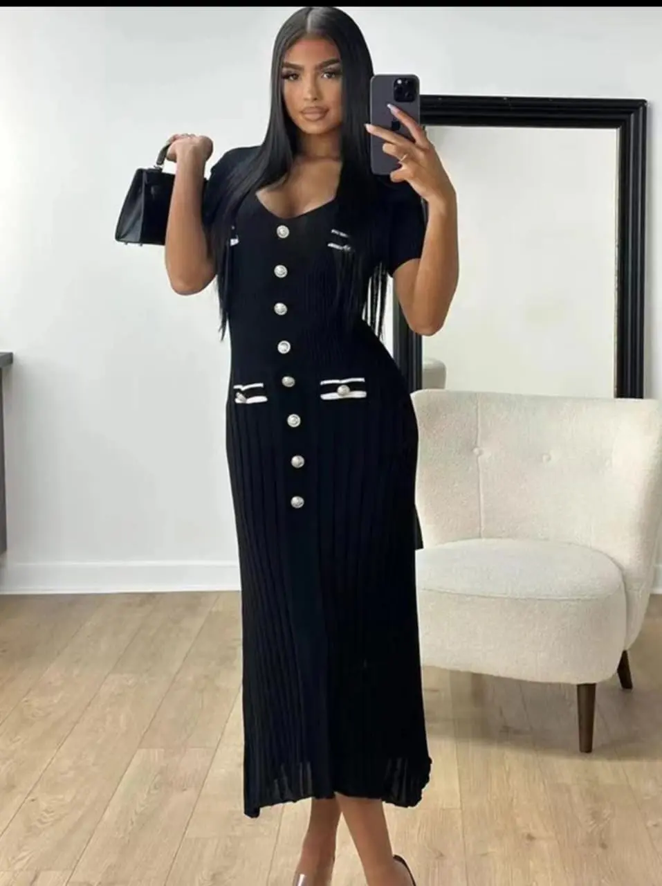 Vestido Elegante com Botões Decorativos