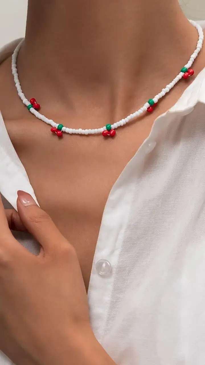 Colar Cereja com Miçangas Brancas e Coloridas