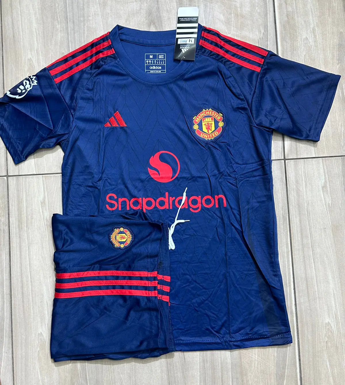 Conjunto Oficial Manchester United 2023/2024 - 2 Peças