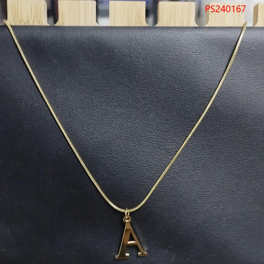 Colar Dourado Inoxidável com Pingente Letra ‘A’