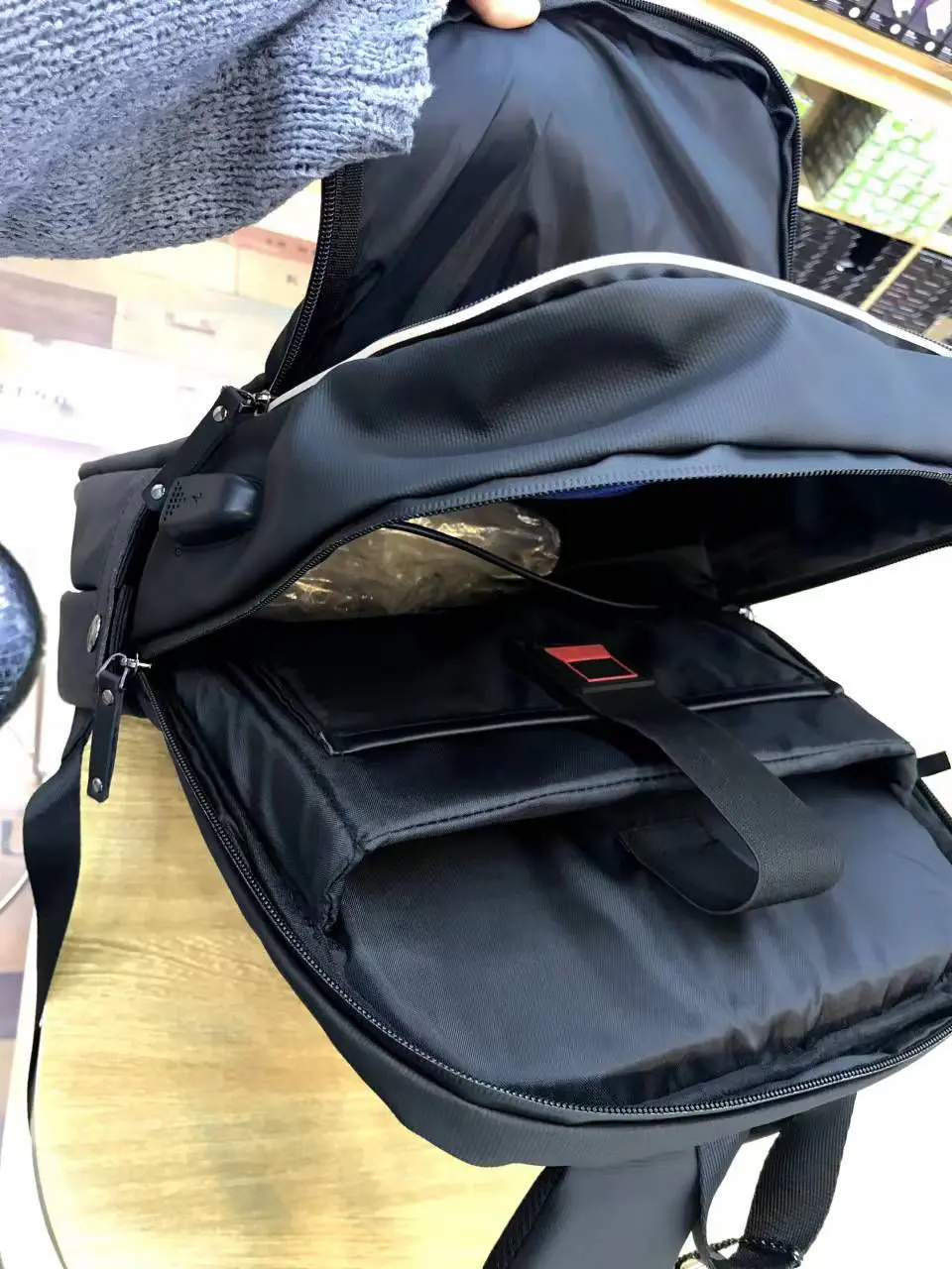 Mochila Executiva Antifurto com Design Minimalista