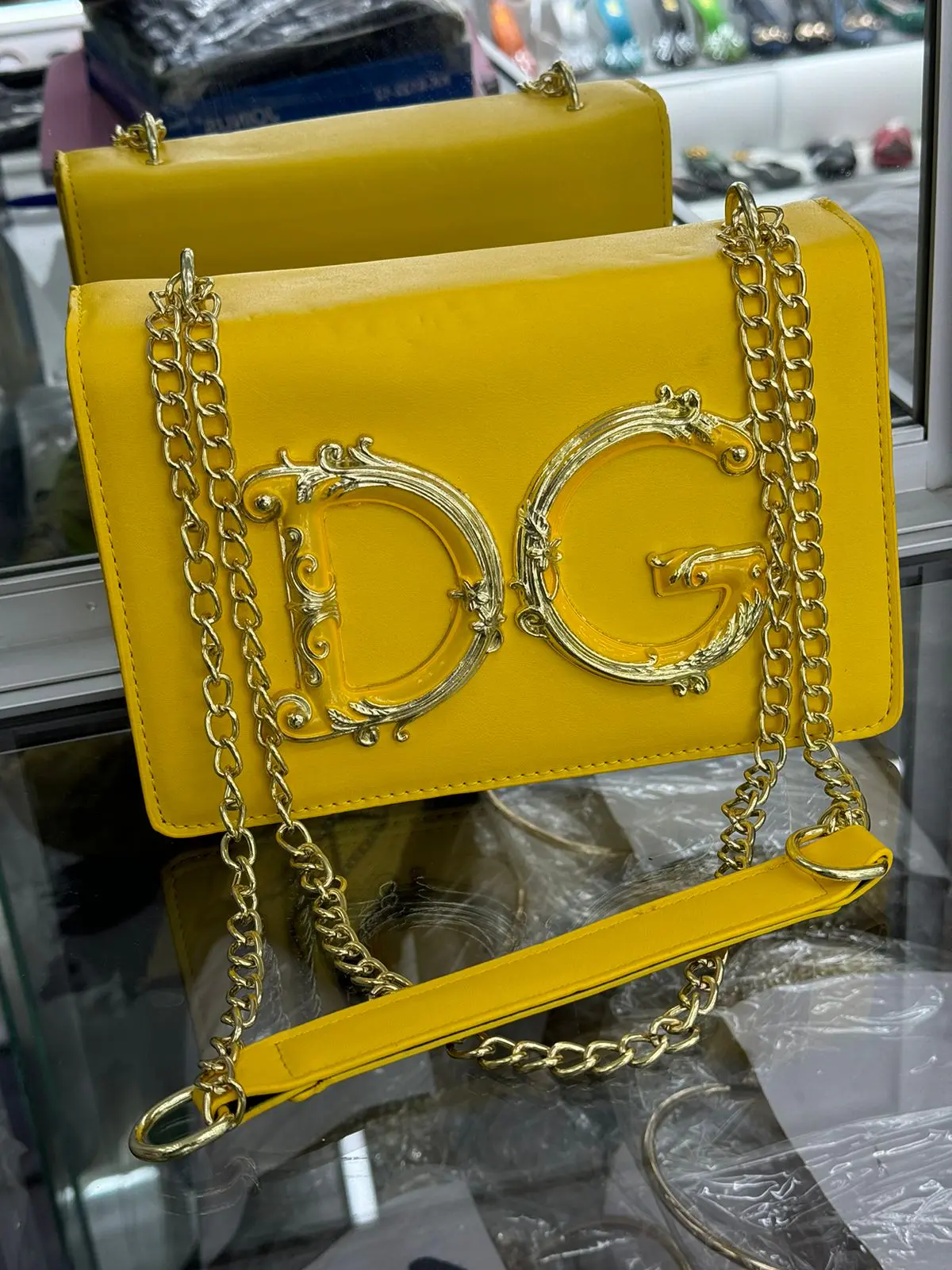 Bolsa de Ombro Amarelo com Corrente Dourada