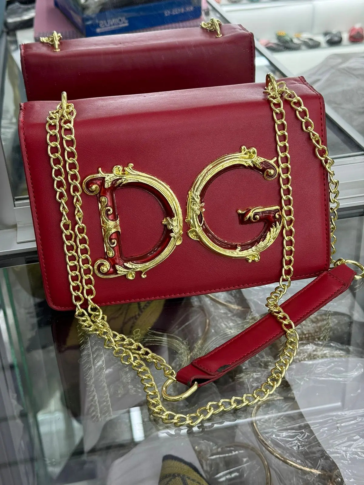 Bolsa de Ombro Vinho com Corrente Dourada
