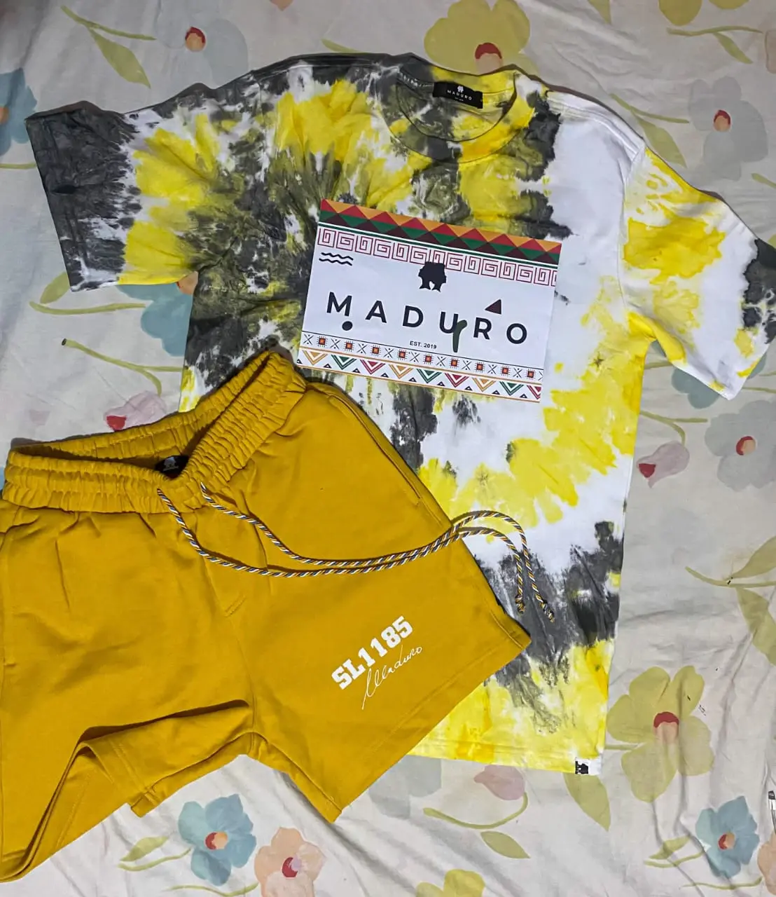 Camiseta Tie-Dye Madura Padrão Amarelo 