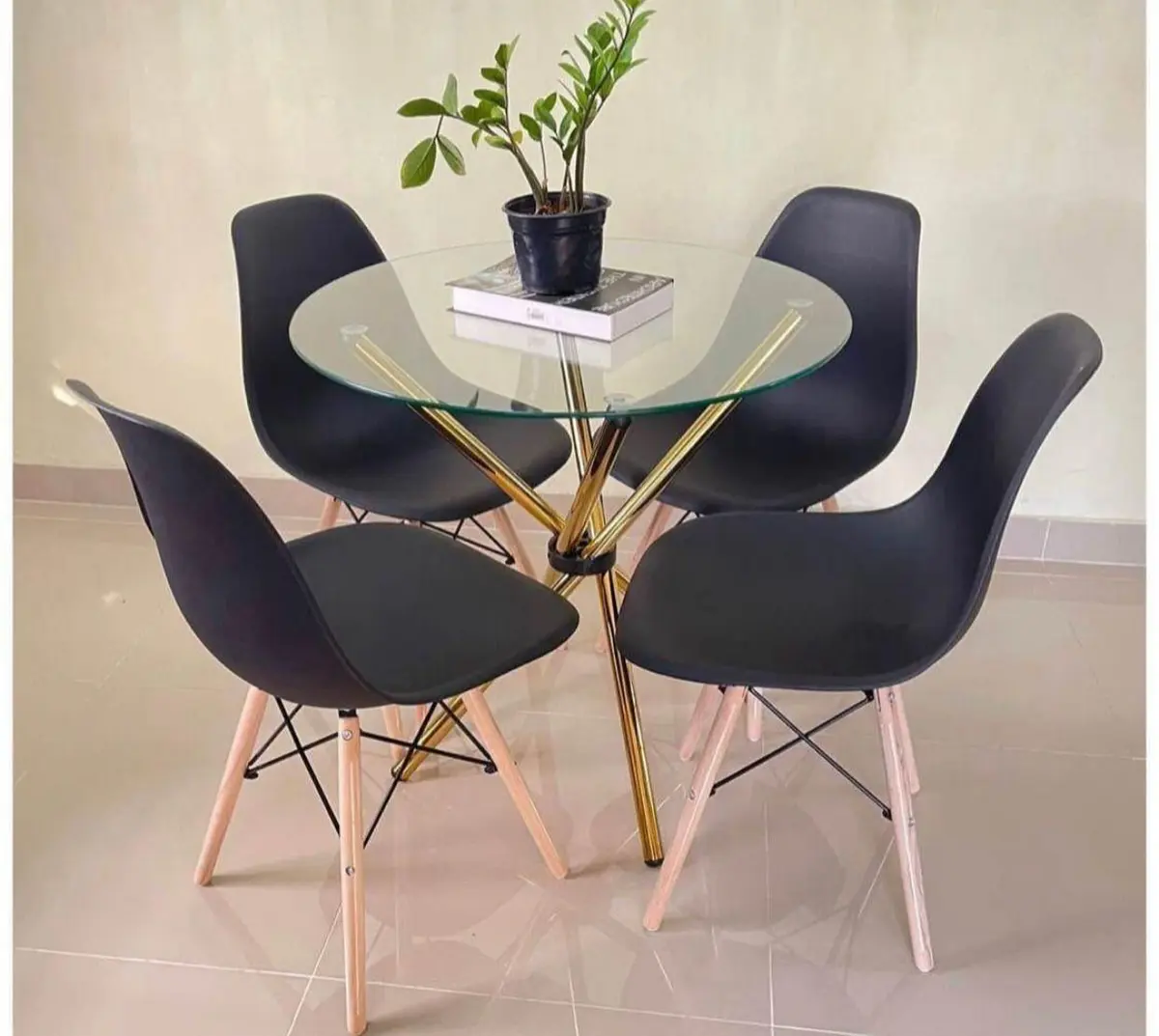 Conjunto de Mesa com Tampo de Vidro e 4 Cadeiras Modernas