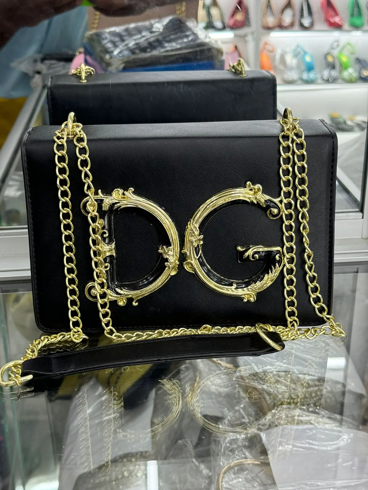 Bolsa de Ombro Preta com Corrente Dourada