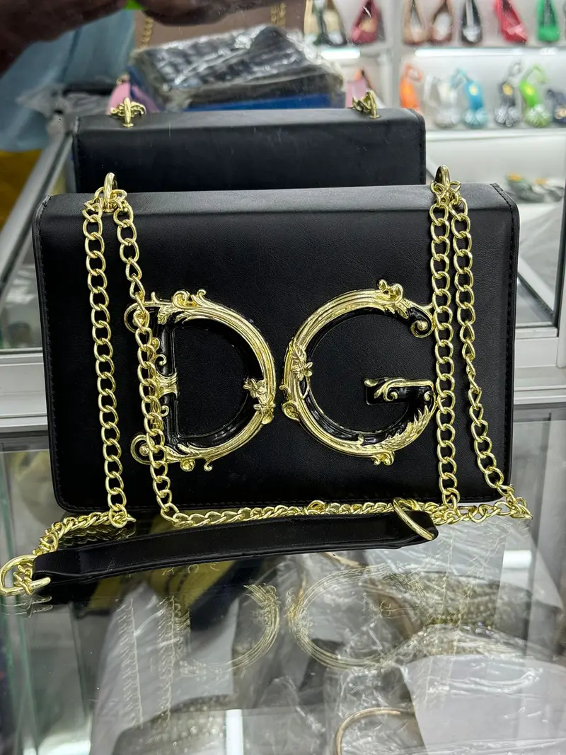 Bolsa de Ombro Preta com Corrente Dourada