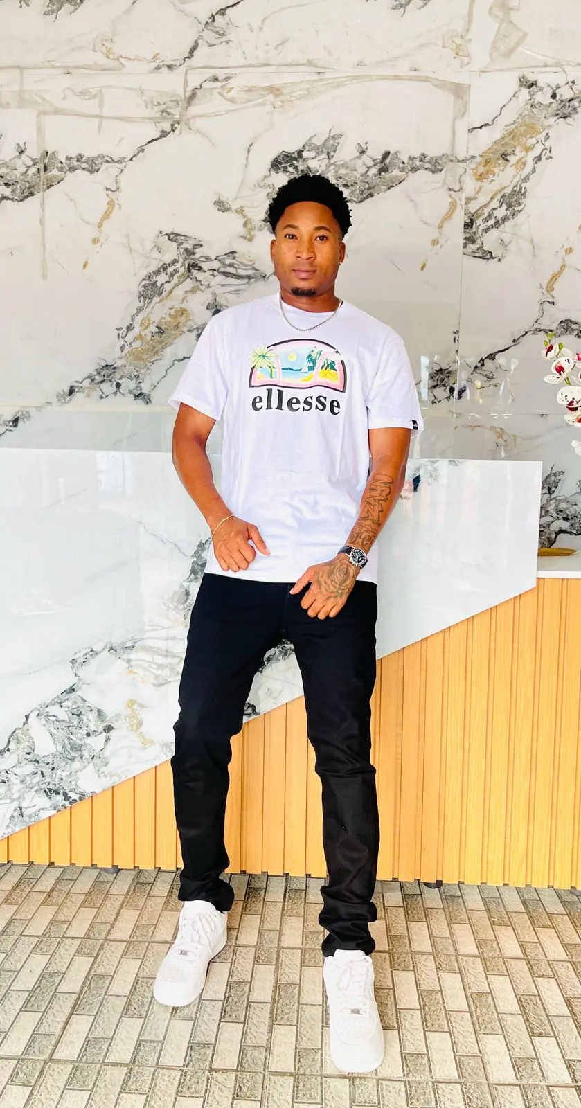 Camiseta Ellesse Branca com Logo Colorido