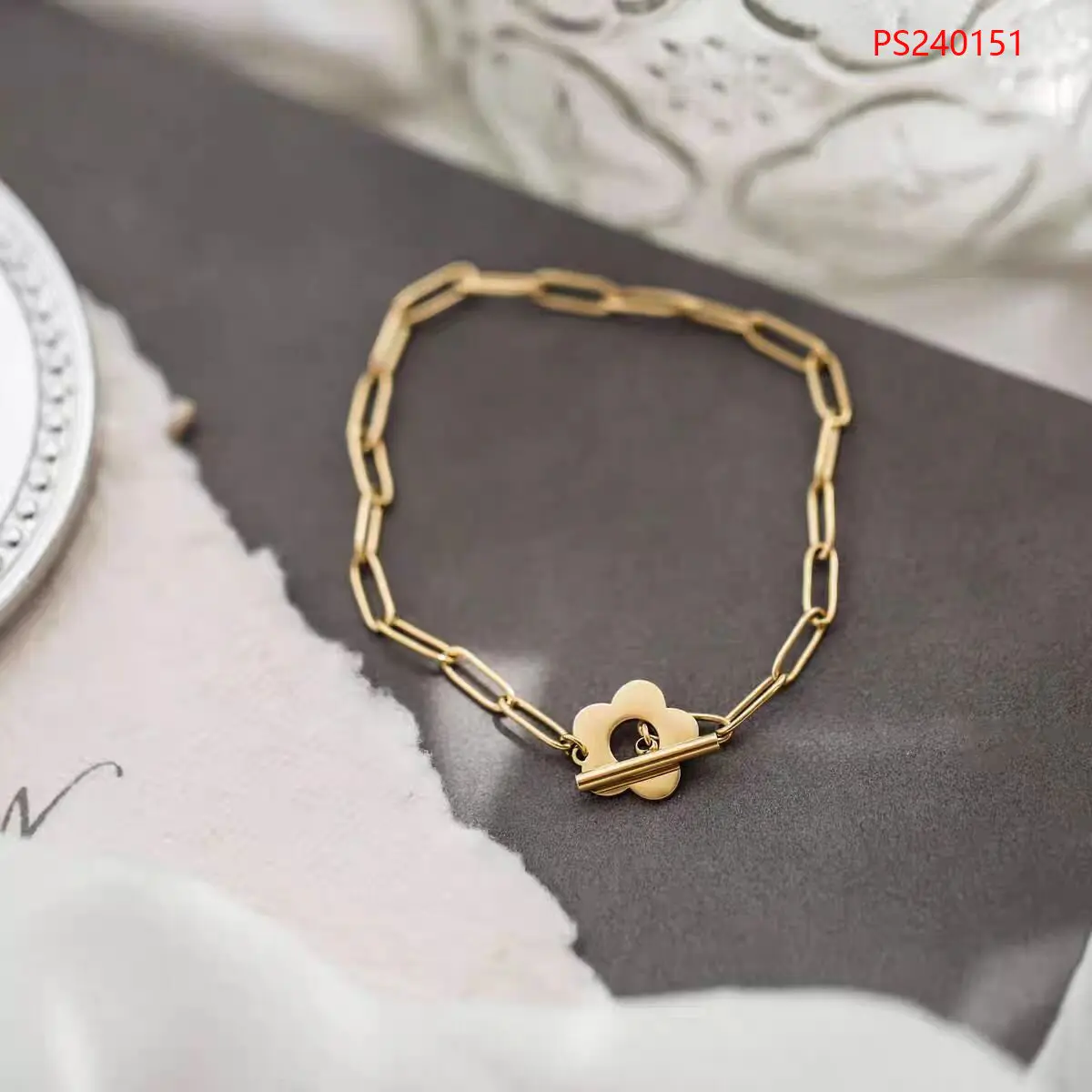 Pulseira Elegância Dourada com Fecho de Coração Inoxidável
