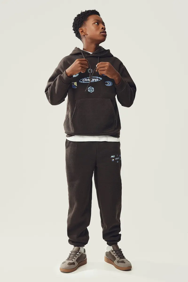 Calças jogger em poliéster · Menino · Castanho
