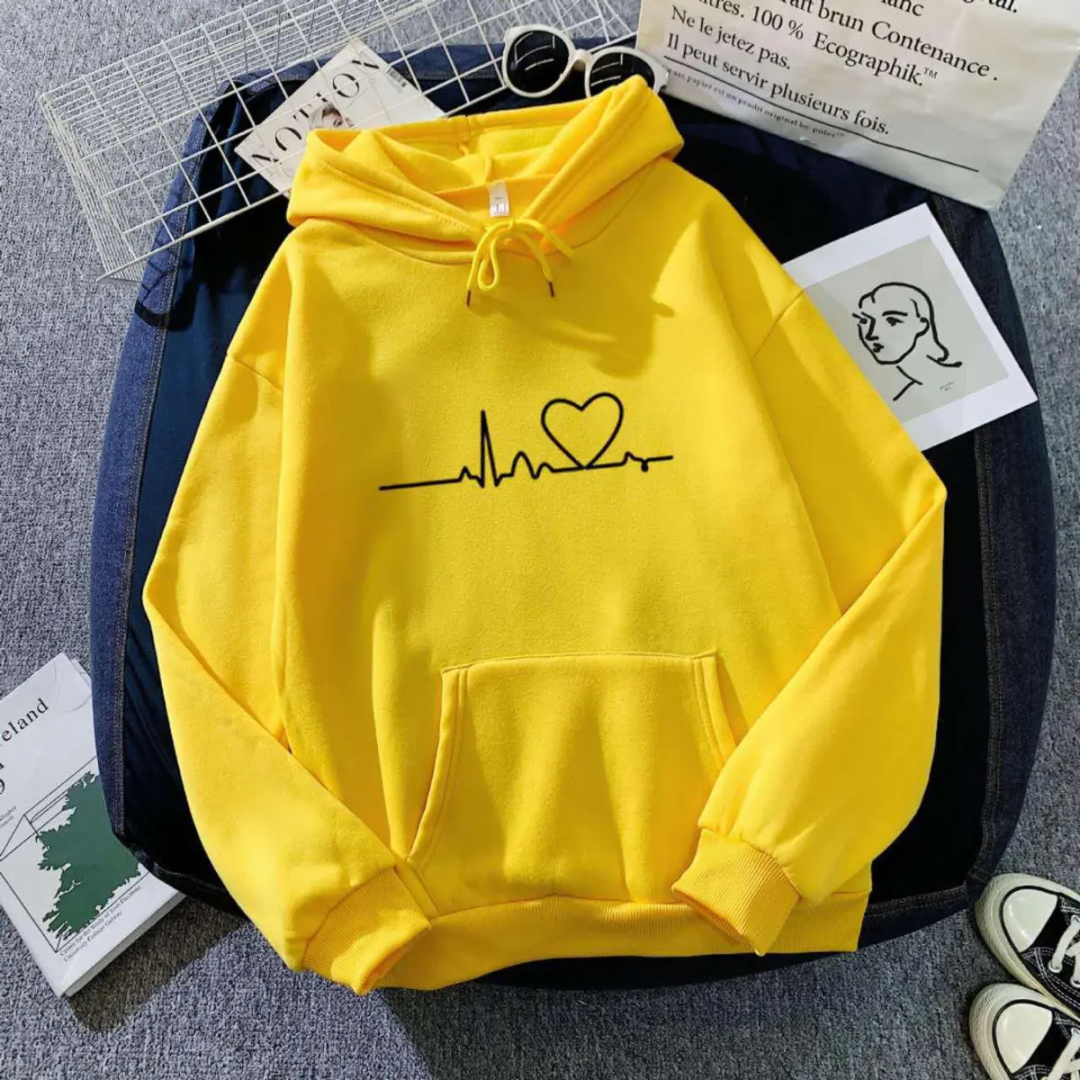 Moletom Amarelo com Estampa de Batimentos Cardíacos e Coração  - Camisola