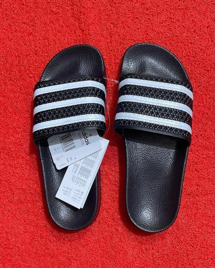 Chinelos Adidas Adilette Textura Entrançada Preto ⚫ / Branco ⚪