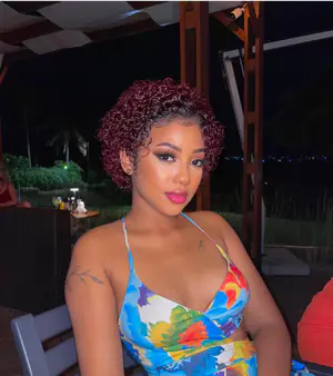 Lace Cacheada Ruby Fire – Estilo com Cor e Volume