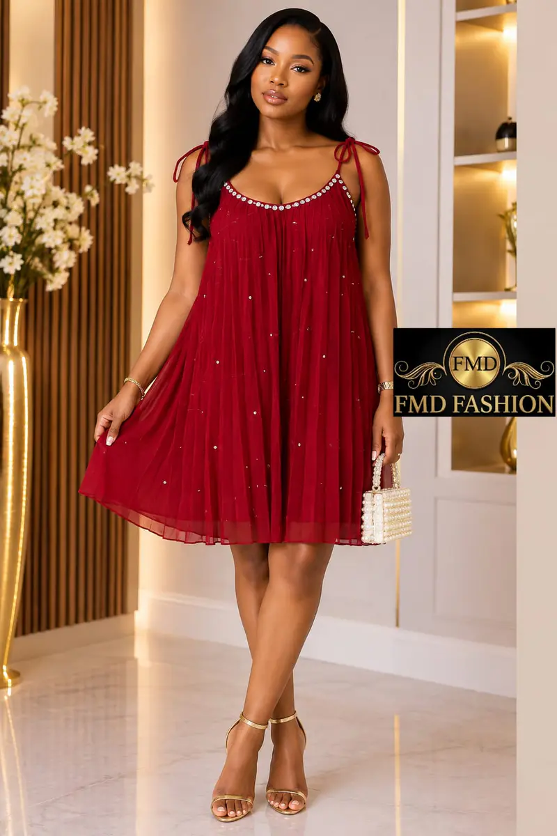 Vestido Curto Plissado com Detalhes de Pedraria Vinho🍷