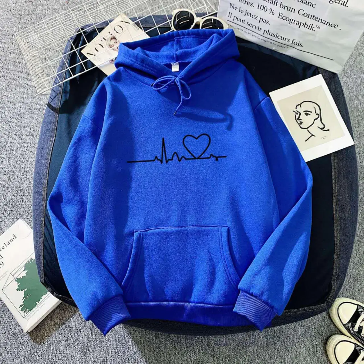 Moletom Azul com Estampa de Batimentos Cardíacos e Coração  - Camisola