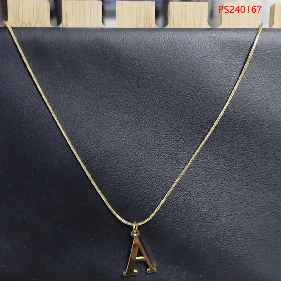 Colar Dourado Inoxidável com Pingente Letra ‘A’