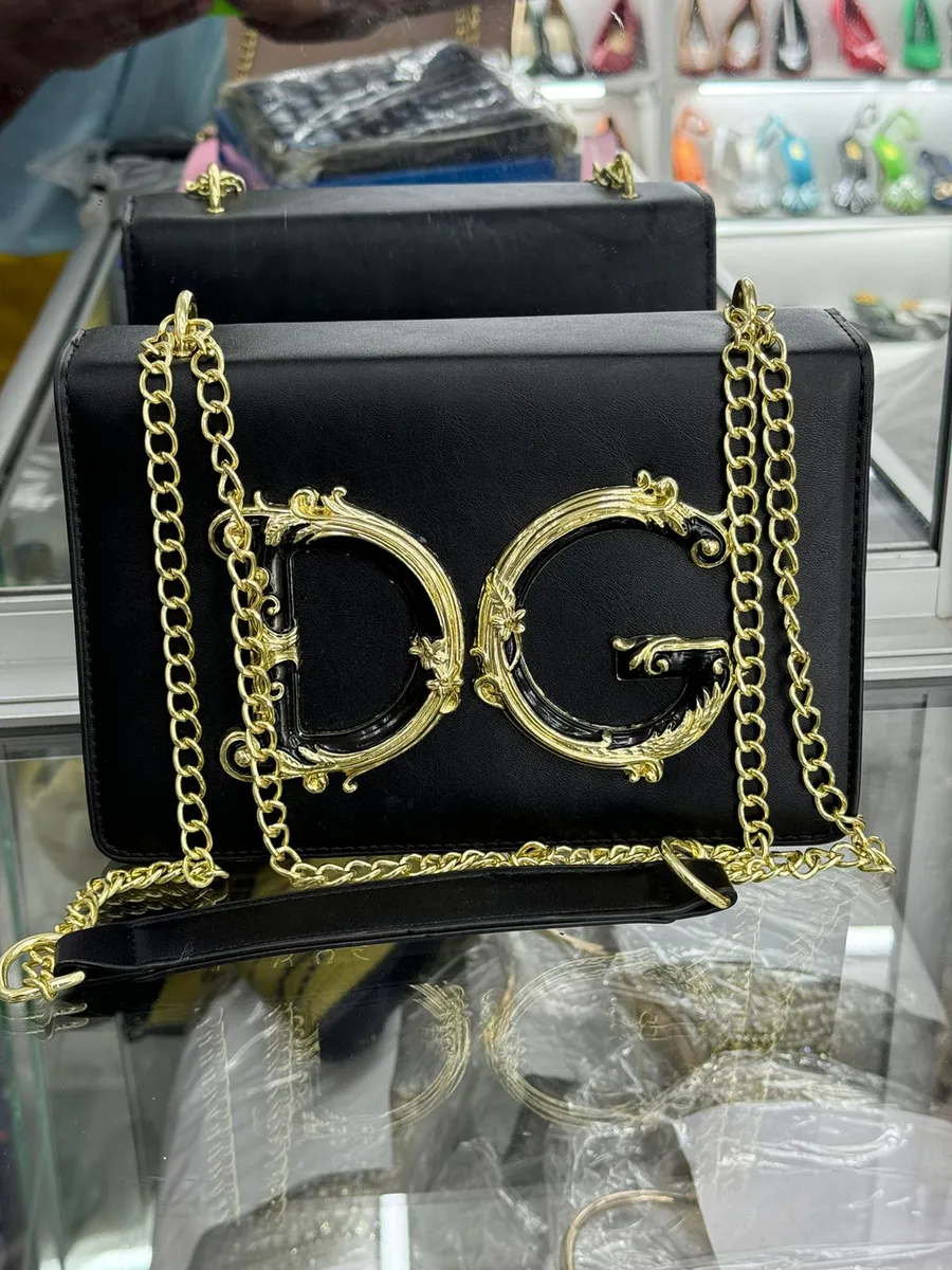 Bolsa de Ombro Preta com Corrente Dourada