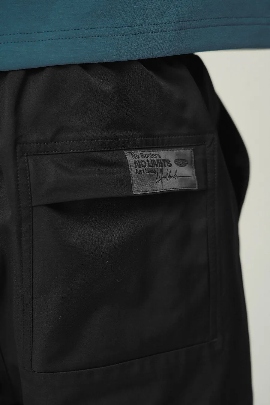 Calças jogger em poliéster · Homem · Preto · Modelo 2