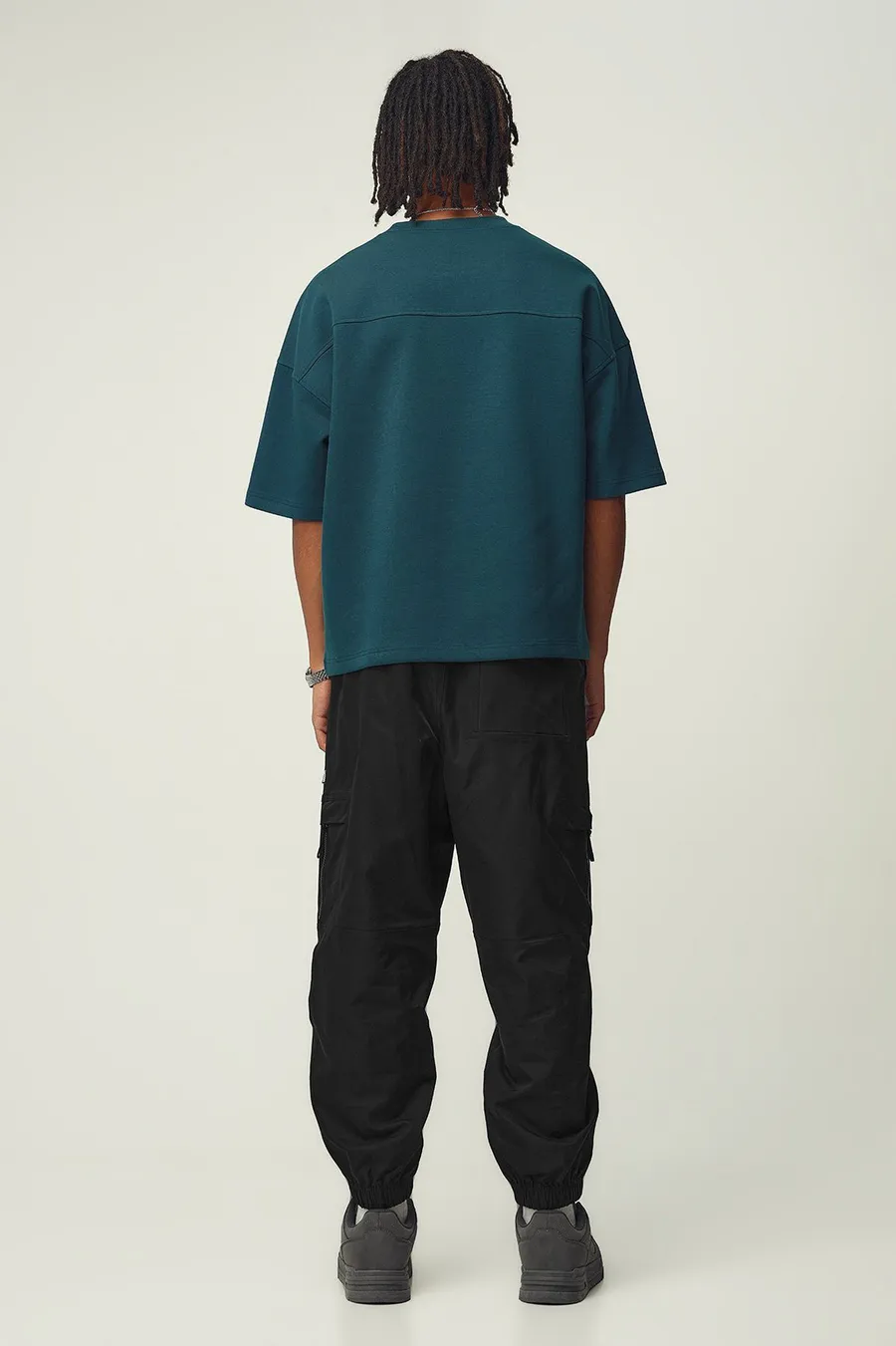 Calças jogger em poliéster · Homem · Preto · Modelo 2