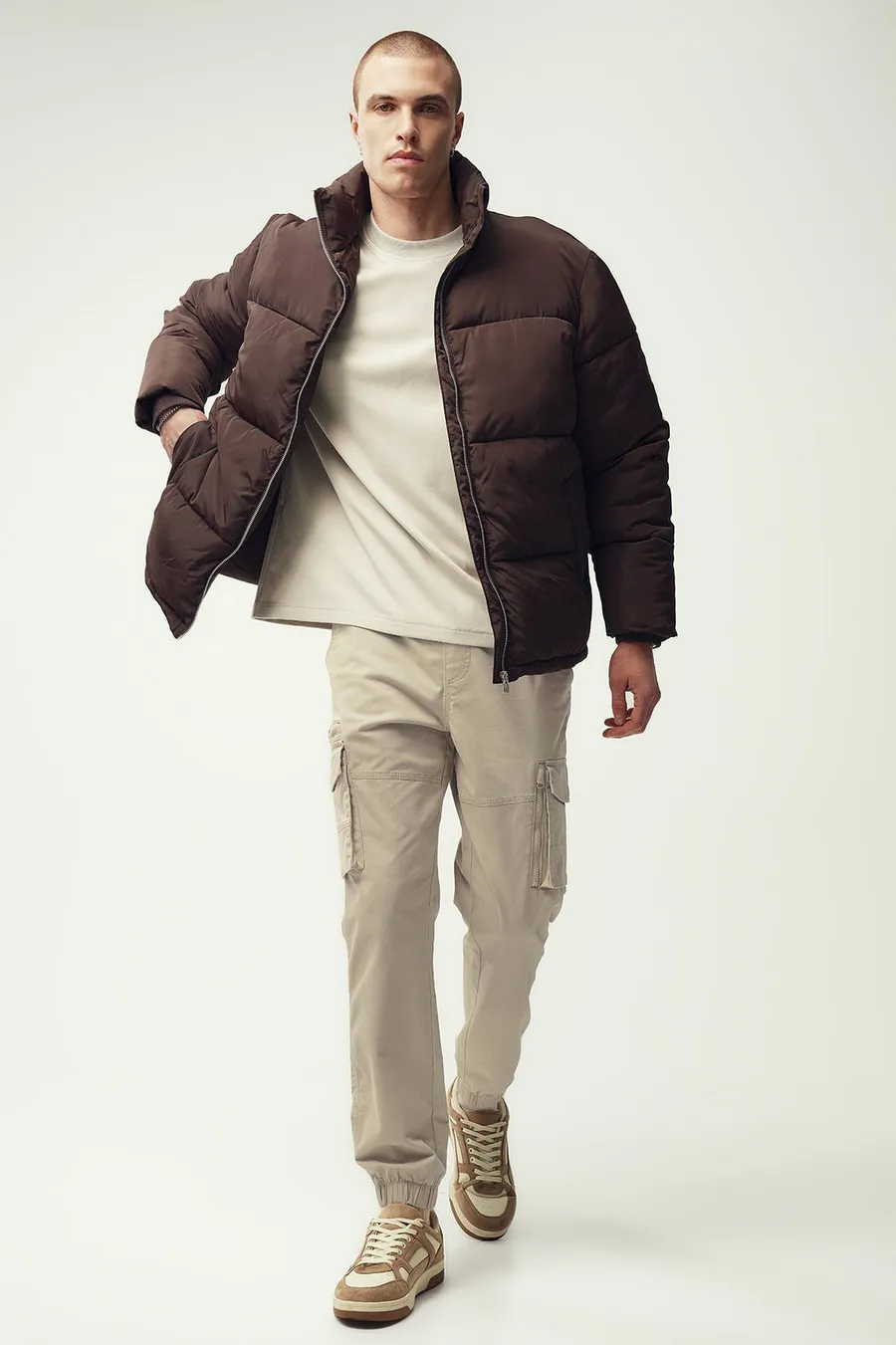 Calças jogger · Homem · Creme · Modelo 2