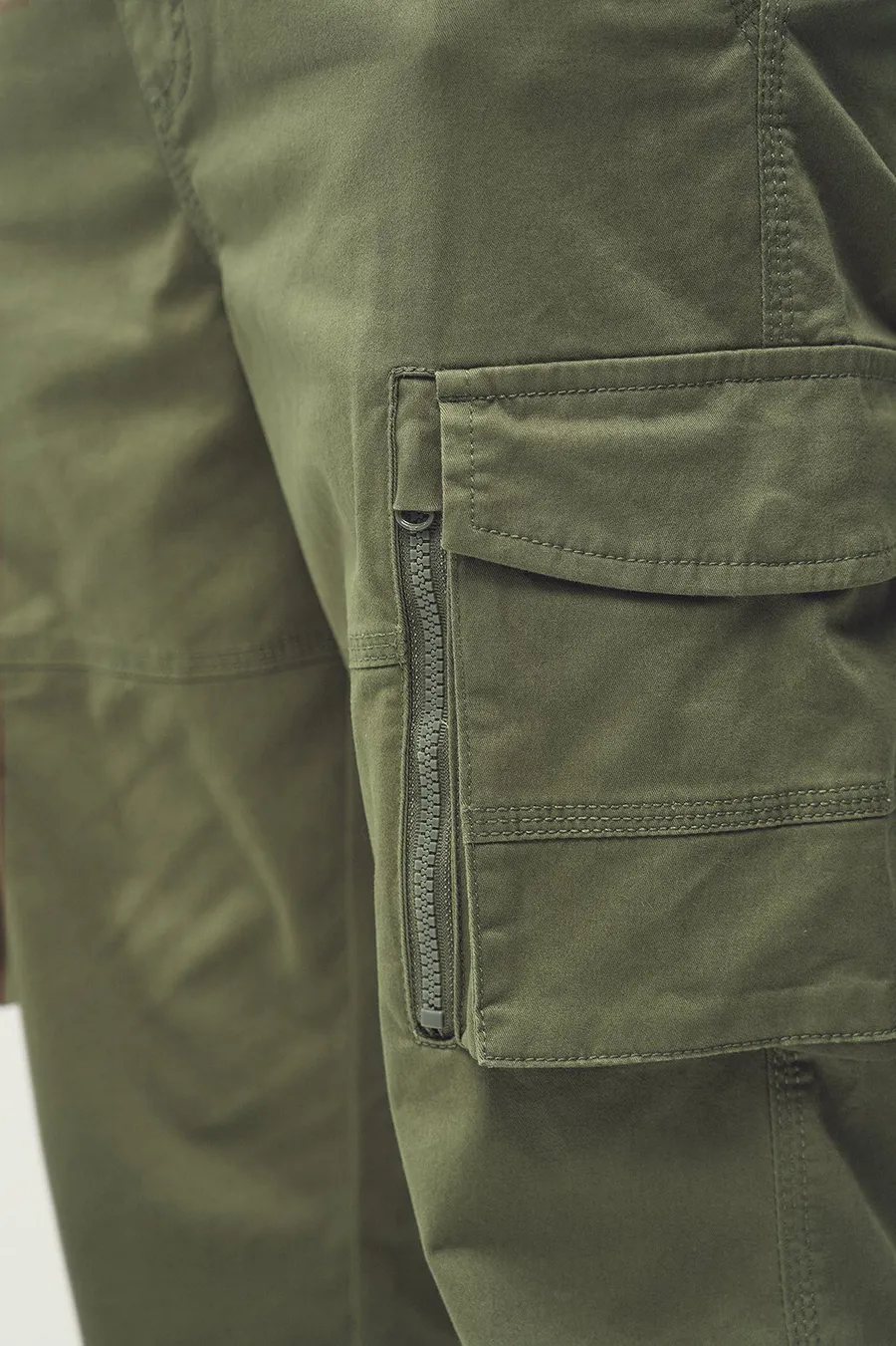 Calças Tapered em algodão · Homem · Verde Oliveira