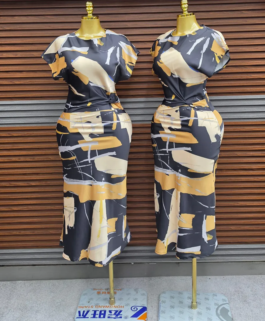 Vestido de Cetim Estampado com Detalhe Torcido