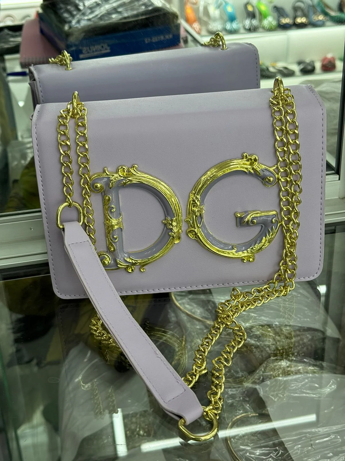 Bolsa de Ombro Roxo com Corrente Dourada