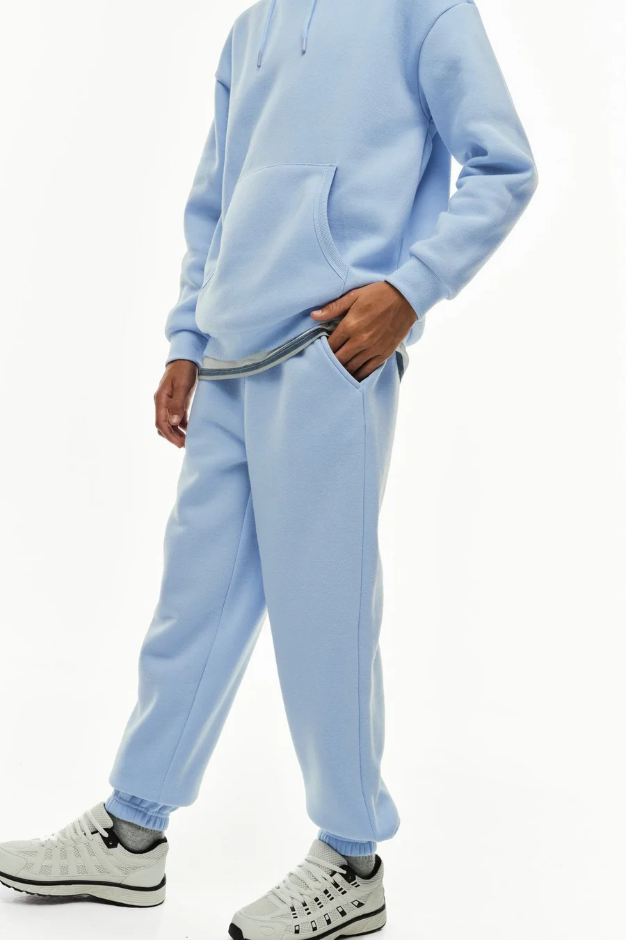 Calças jogger em poliéster · Menino · Azul Claro