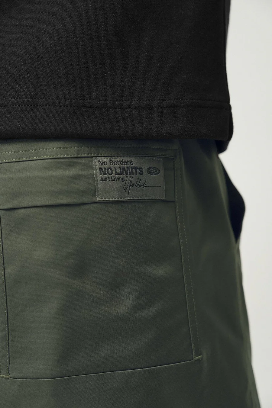 Calças jogger em poliéster · Homem · Verde Oliveira