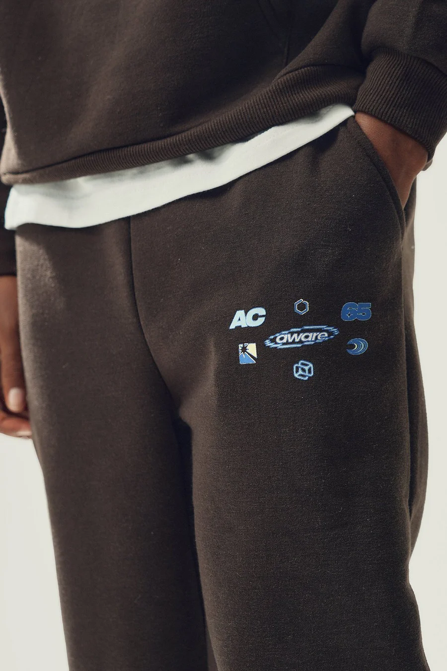 Calças jogger em poliéster · Menino · Castanho