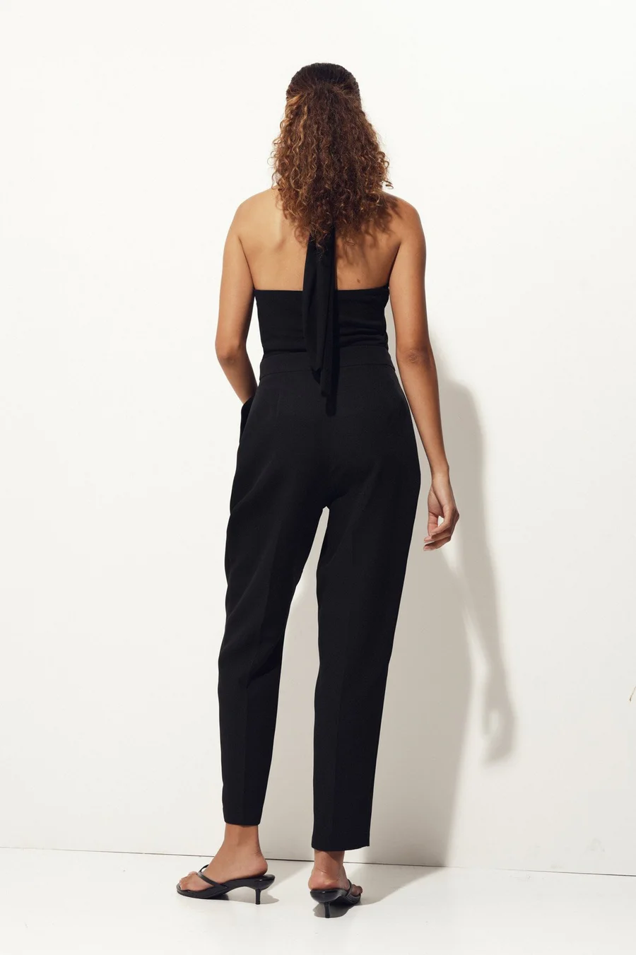 Calças Tapered em poliéster · Senhora · Preto · Modelo 2
