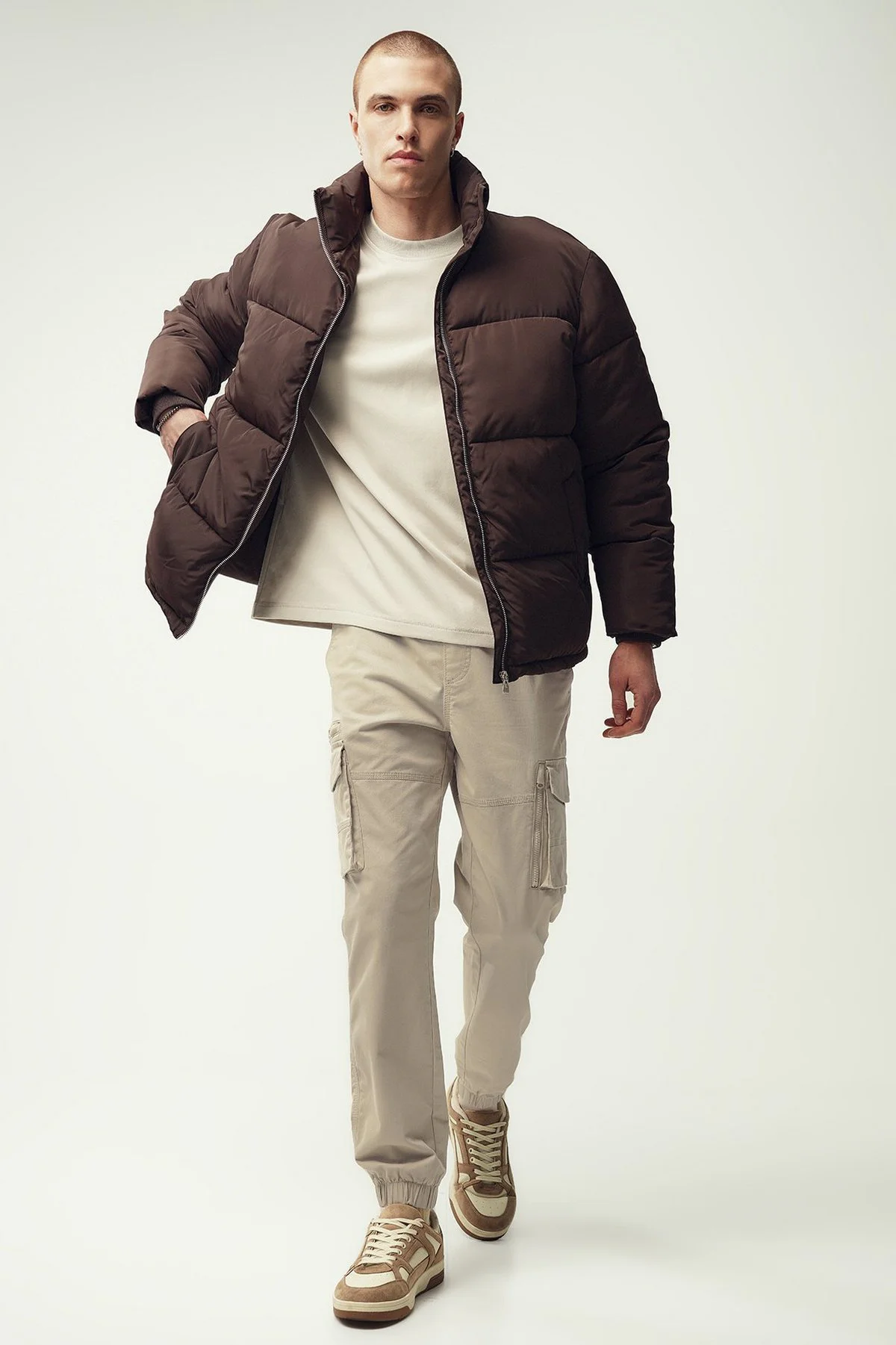 Calças jogger · Homem · Creme · Modelo 2