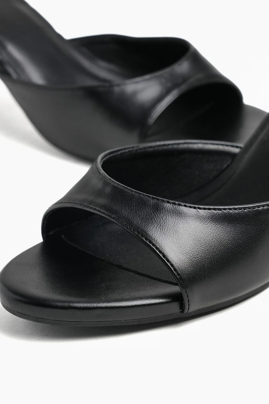 Sapatos de salto Kitten em poliuretano · Senhora · Preto