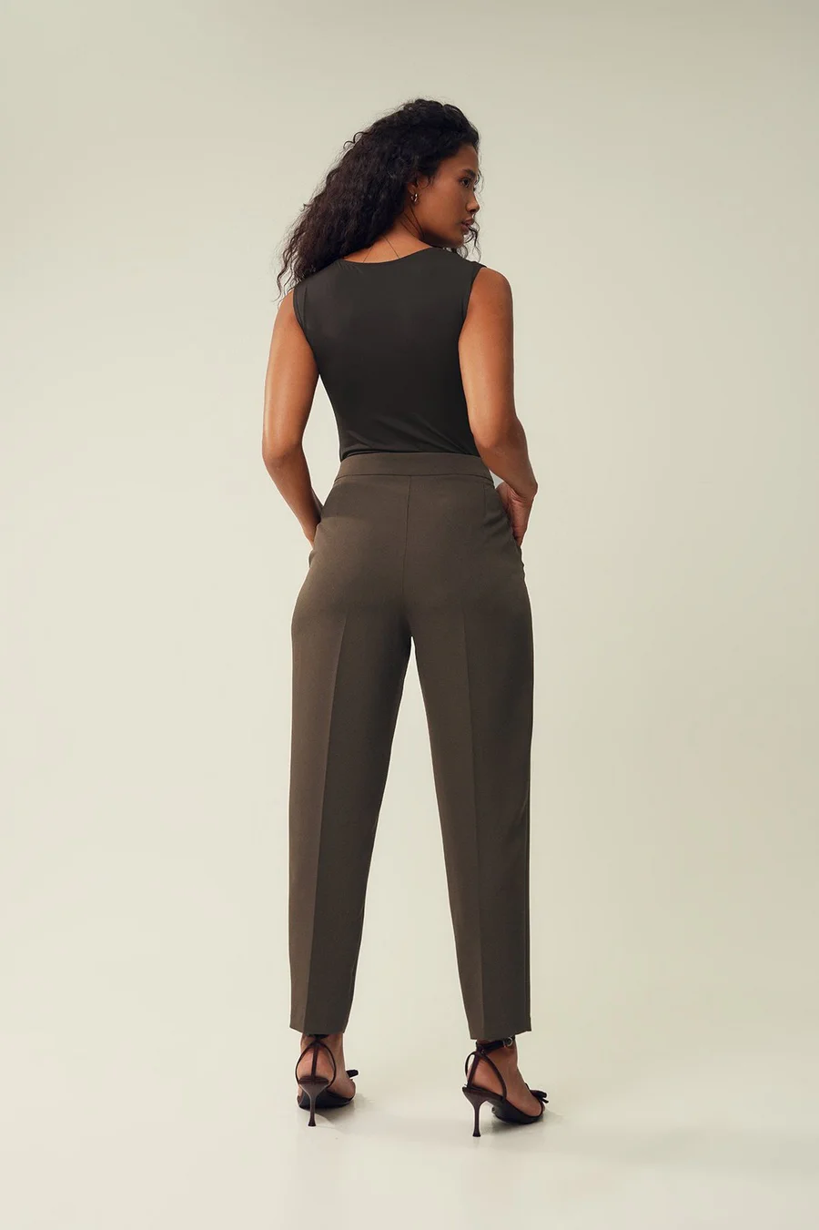 Calças Tapered em poliéster · Senhora · Castanho