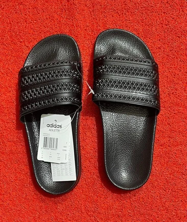 Chinelos Adidas Adilette Textura Entrançada Preto
