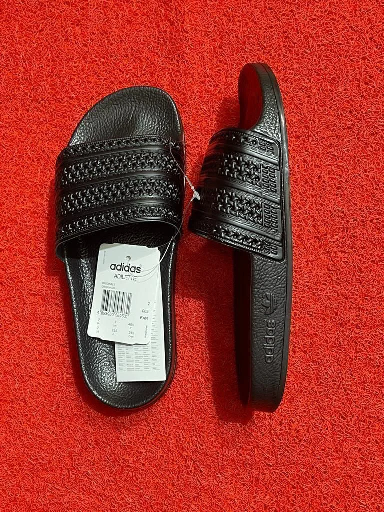 Chinelos Adidas Adilette Textura Entrançada Preto
