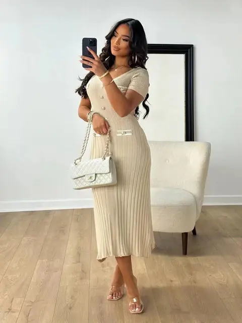 Vestido Elegante com Botões Decorativos