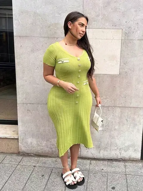 Vestido Elegante com Botões Decorativos