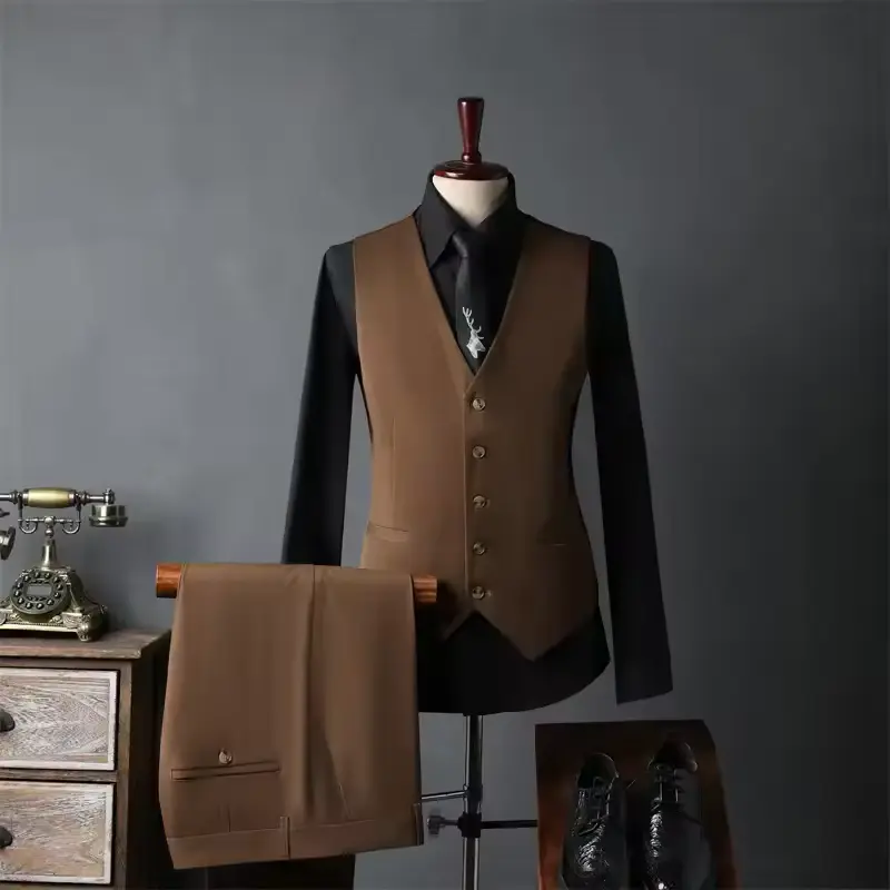 Terno Slim Fit Bege Duplo, três peças: Casaco, Calça e Colete