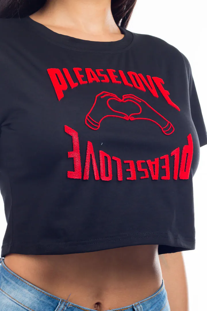 T-shirt Cropped Karina “Please Love” · Preto